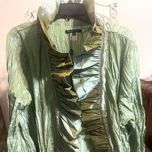 Tempo Paris XXXL Gorgeous Blouse with ruffled neck. Perfect for spring